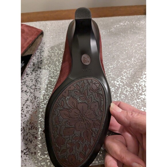 Sofft Heels Women's 9 Burgundy Suede Ruffled Round Toe Slip On Pump Academia - Picture 8 of 10